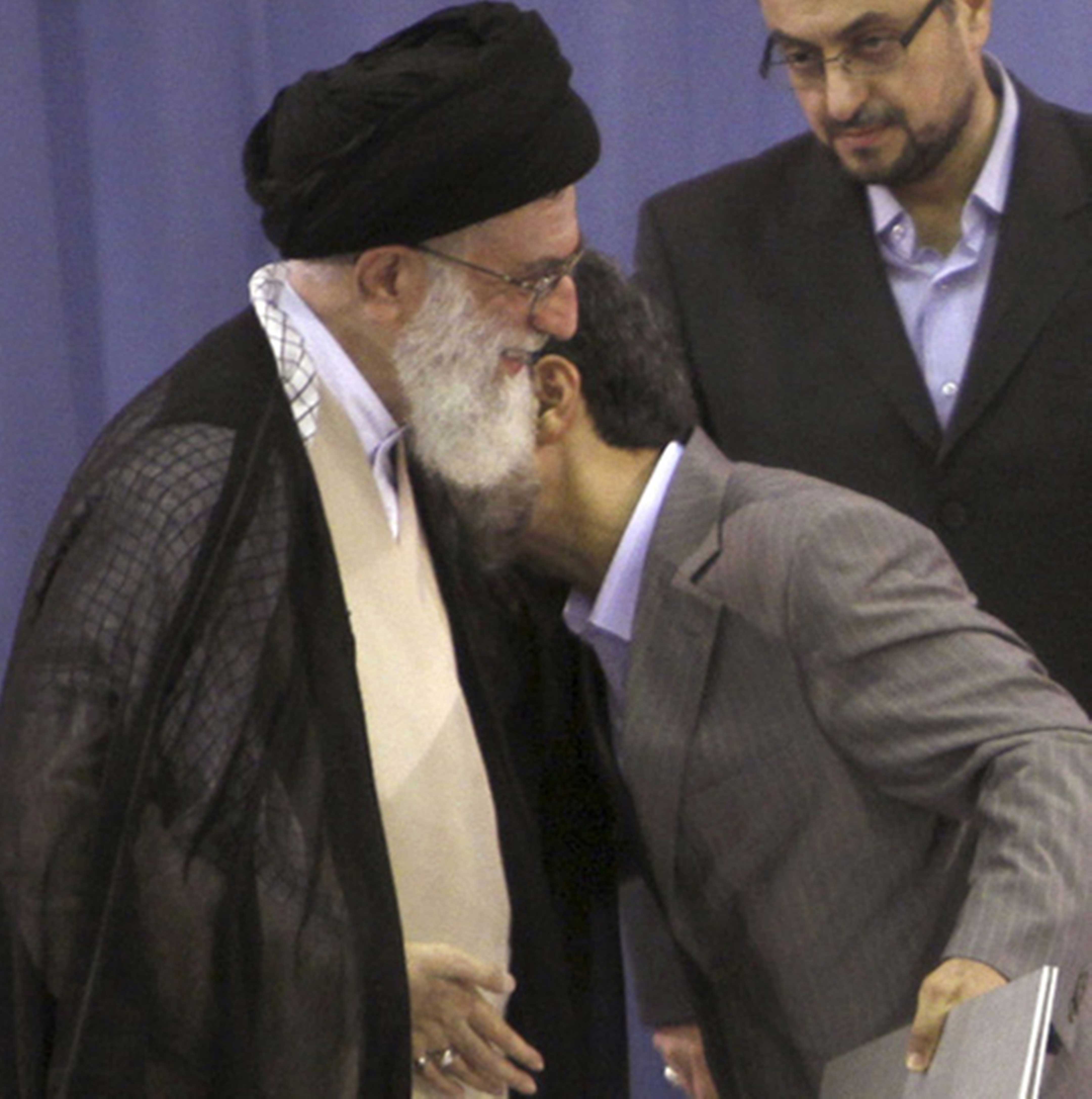뺨이 아닌 어깨에 입을 맞추는 마무드 아마디네자드 이란 대통령(사진 출처 조선일보)