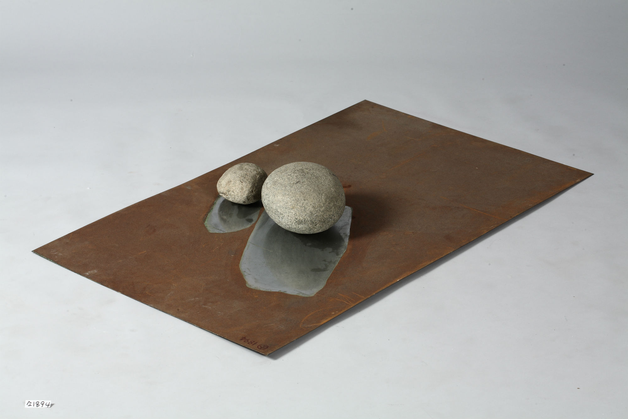 박현기, 《무제》, 90*120, 철판, 돌, 1980