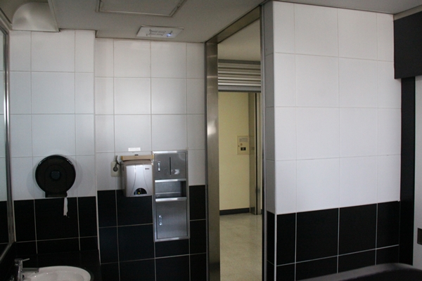 ▲ 서울캠퍼스 홍문관(R동) 8층에 위치한 남자화장실 소변기에서 바라본 복도의 모습