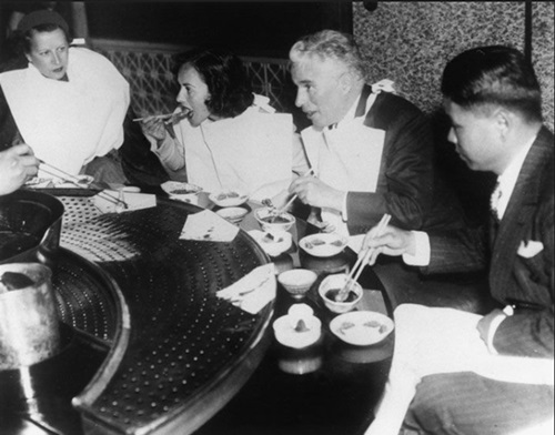 ▲1932년 일본을 방문해 튀김 요리를 즐기는 찰리 채플린(우측에서 두 번째)