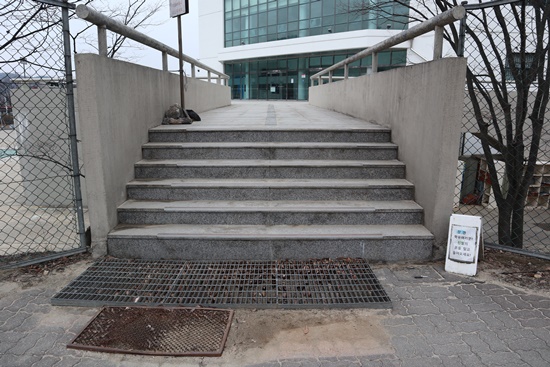 세종캠퍼스 학생회관에서 운동장 방면의 계단