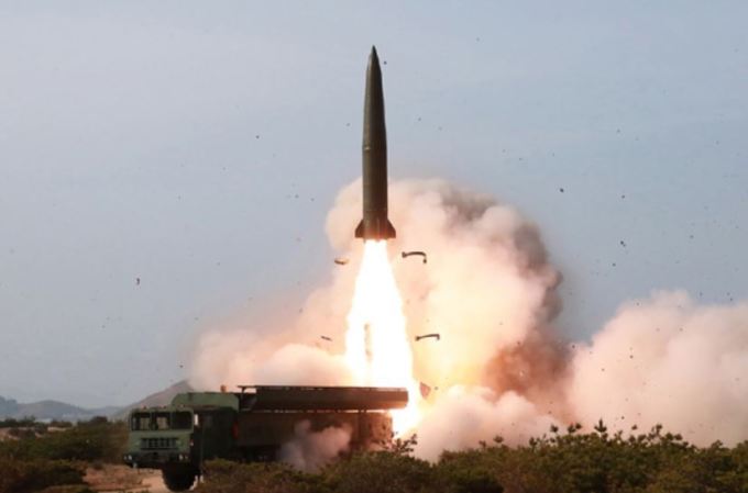 이번 달 4일(토) 북한은 탄도미사일로 추정되는 방사포, 신형 전술유도무기 등의 발사체를 발사했다./출처:노동신문