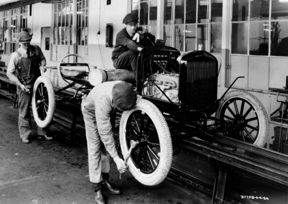 1920년대 미국 포드자동차 공장의 조립라인