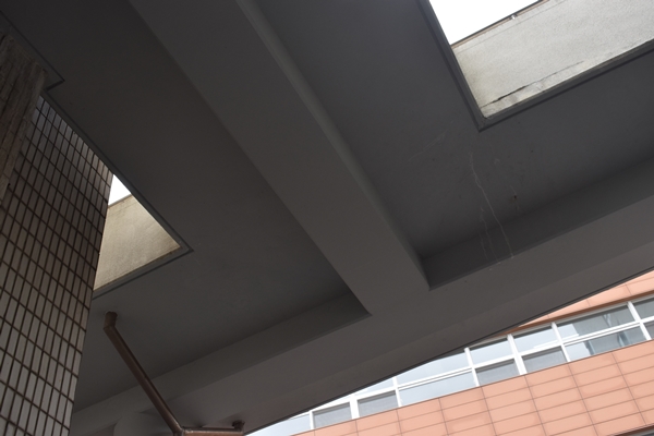 ▲도색작업을 마쳤지만 여전히 낙수현상이 발생하는 서울캠퍼스 제4공학관(T동)