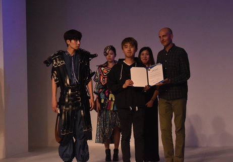 ▲ 대상을 수상한 이용우(섬유미술·패션디자인2) 학우와 팝소켓 창업자 데이비드 바넷