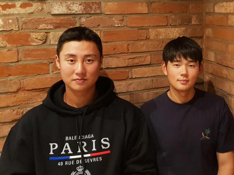 SK 와이번스에 지명된 이거연 선수(왼쪽)와 키움 히어로즈에 지명된 김동욱 선수(오른쪽)