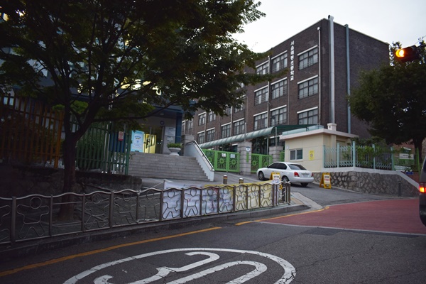 ▲매동초등학교 정류장에 내려 낮은 건물의 가게들을 지나면 골목 끝에 자리한 매동초등학교를 볼 수 있다.