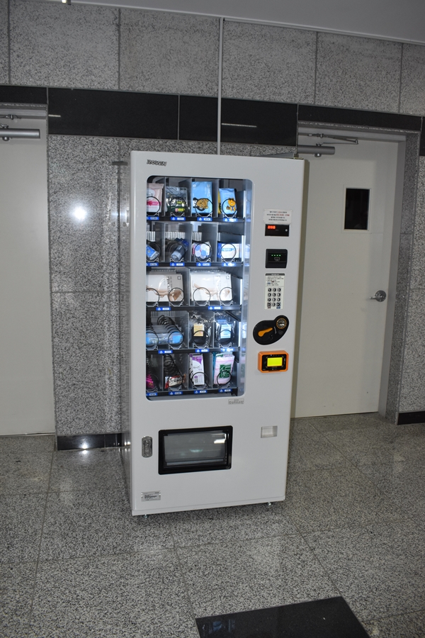 ▲종합강의동(U동) 설치된 위생용품 자판기
