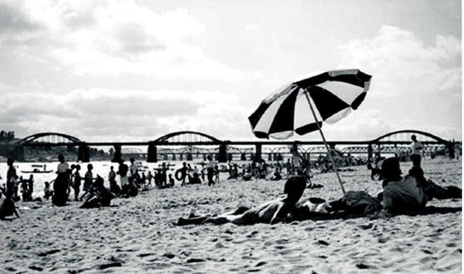 ▲1960년대 초반 한강에서 수영을 즐기는 사람들