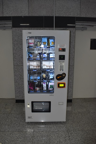 ▲미술종합강의동(U동)에 설치된 위생용품 멀티 자판기의 모습