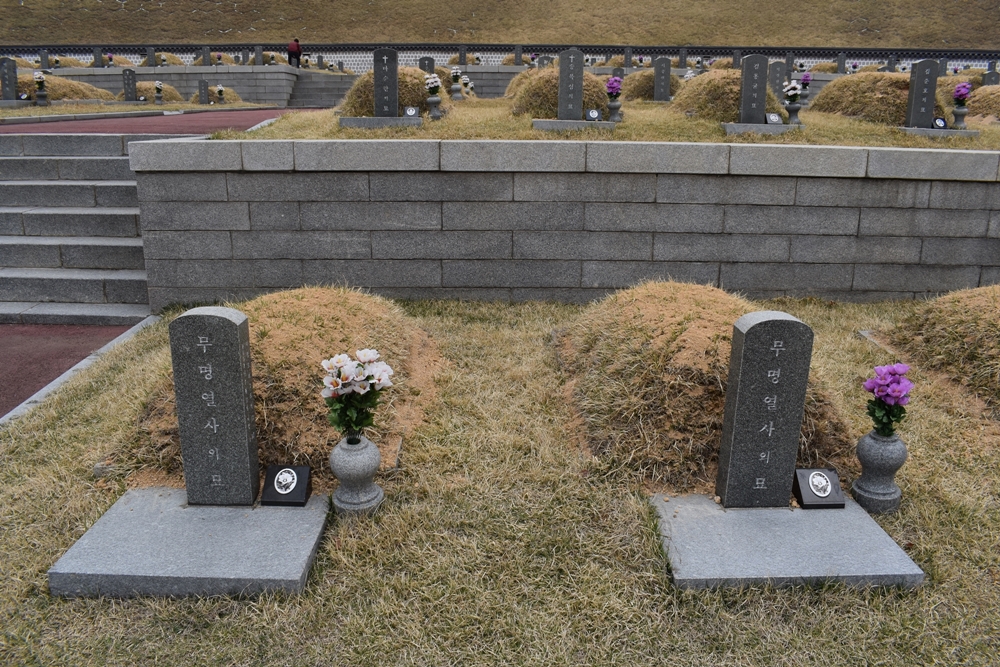▲무명열사의 묘 2기의 모습. 국립5·18민주묘지에만 이 2기를 포함해 총 5기의 무명열사의 묘가 존재한다.