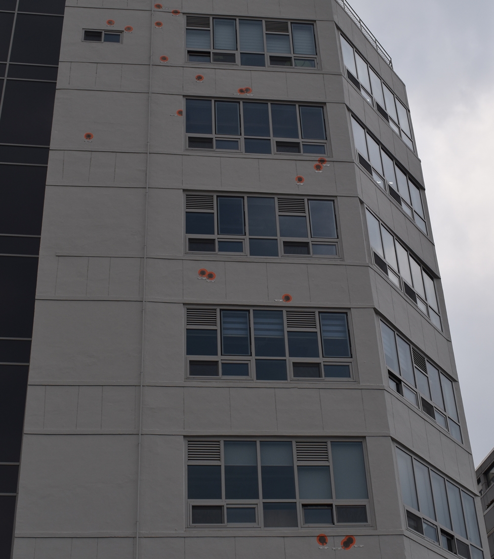 ▲전일빌딩의 외벽. 사격이 가해졌던 부분을 주황색 점으로 표시해 놓은 부분이 눈에 띈다.