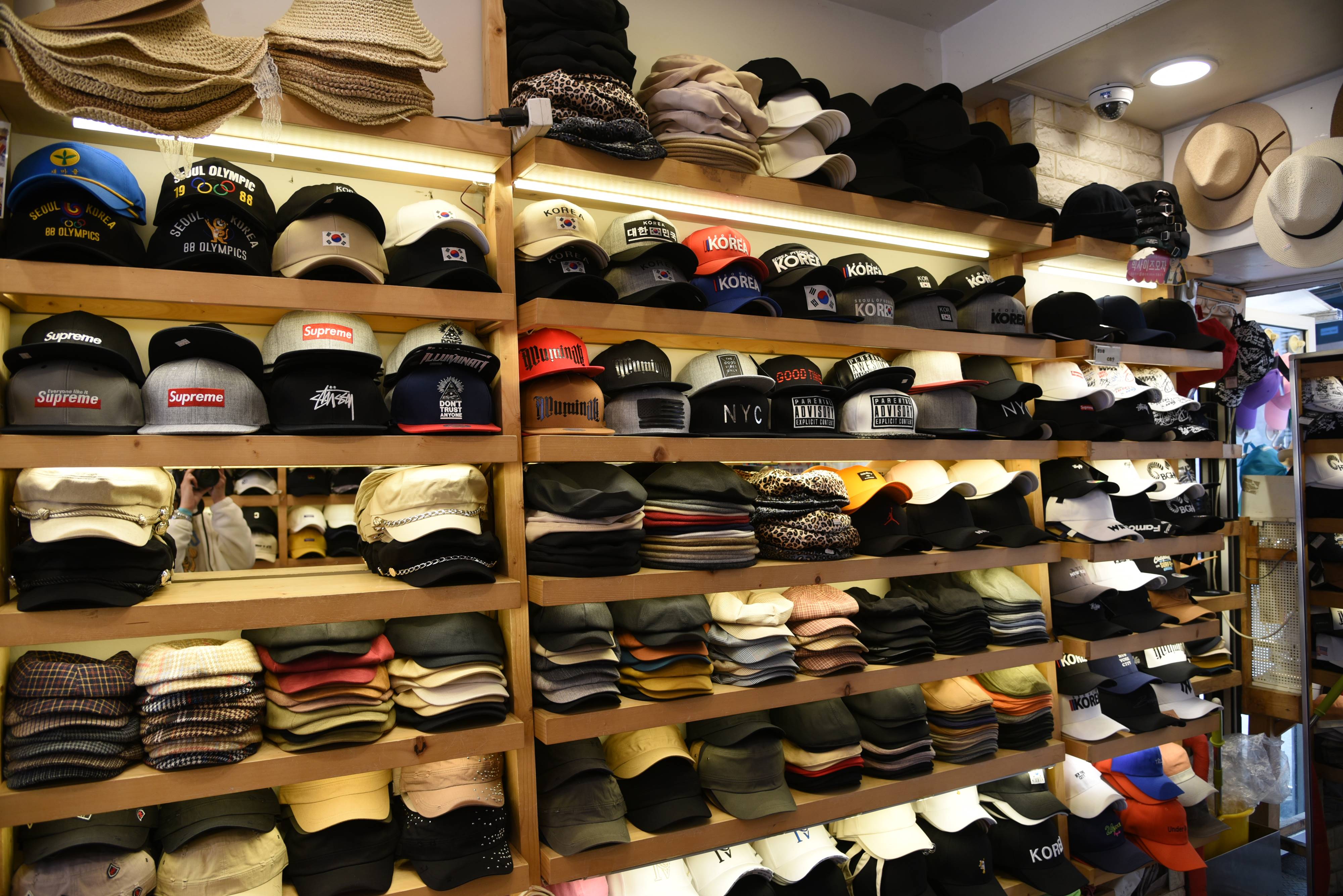 ▲홍대거리 모자 상점. 각양각색의 모자가 있다.