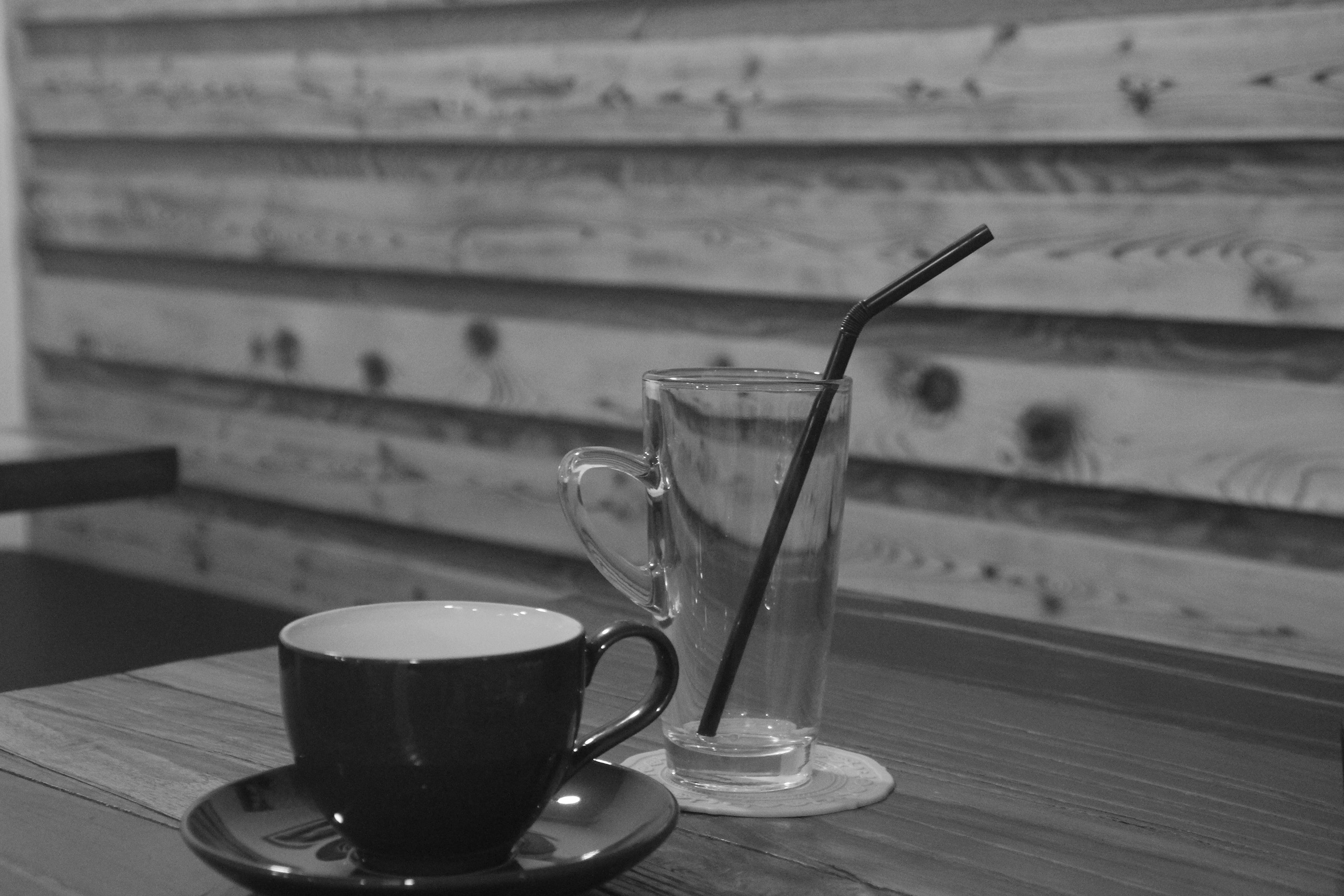 ▲카페 '이드라' 내부와 커피잔
