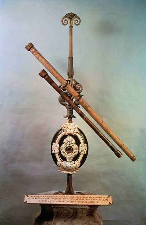 ▲갈릴레오 갈릴레이가 천체 관측에 사용했다고 알려진 망원경./ 출처: 비즈한국
