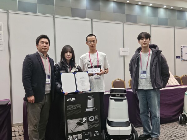 ▲2024 HCI KOREA에서 최우수상을 수상한 본교 로봇연구팀/출처: 본교 신기술융합디자인 혁신인재양성사업단 홈페이지